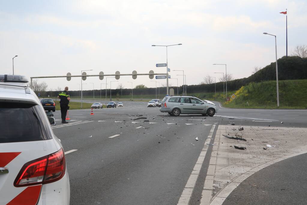 Auto's botsen op kruising