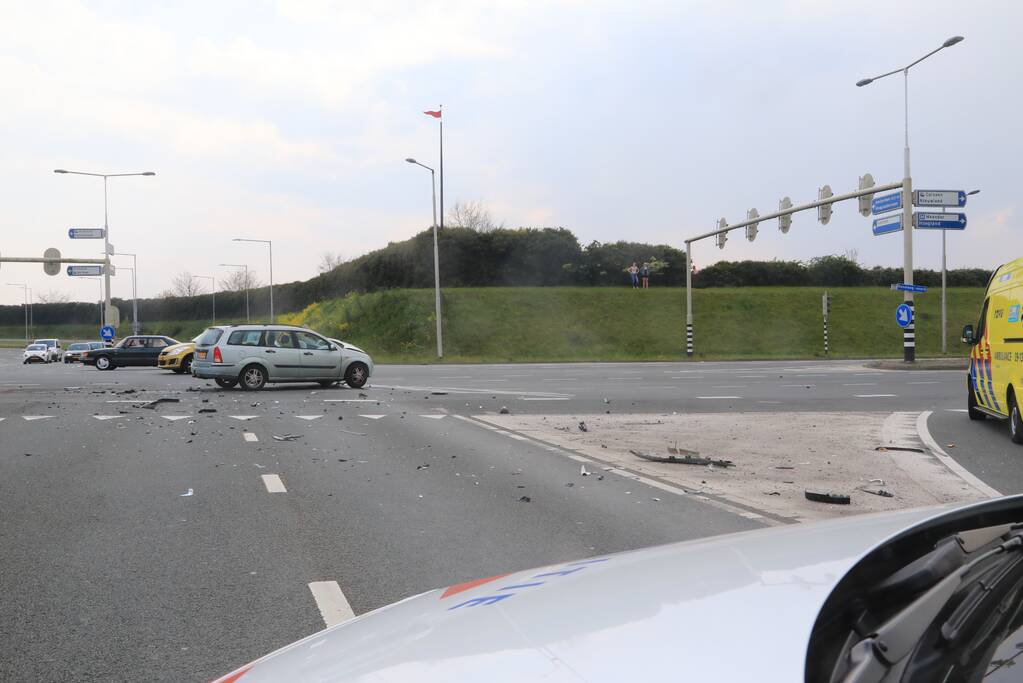 Auto's botsen op kruising