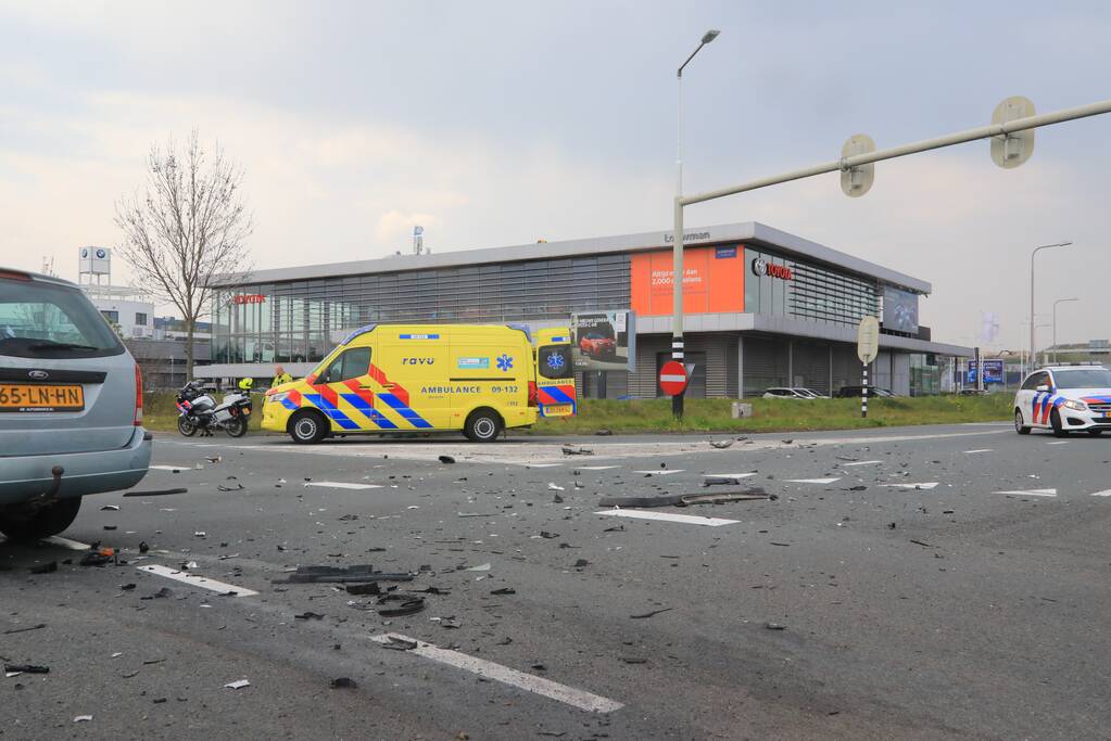 Auto's botsen op kruising