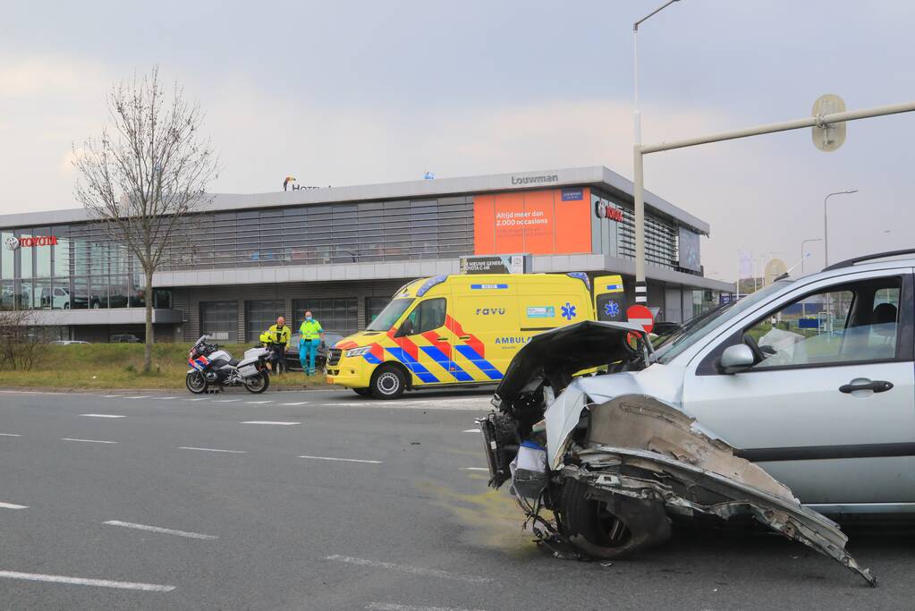 Auto's botsen op kruising