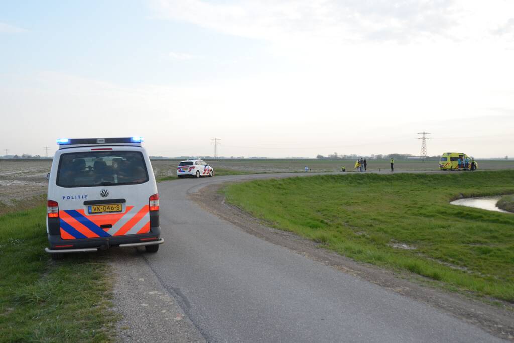 Auto op zijn kop in de sloot