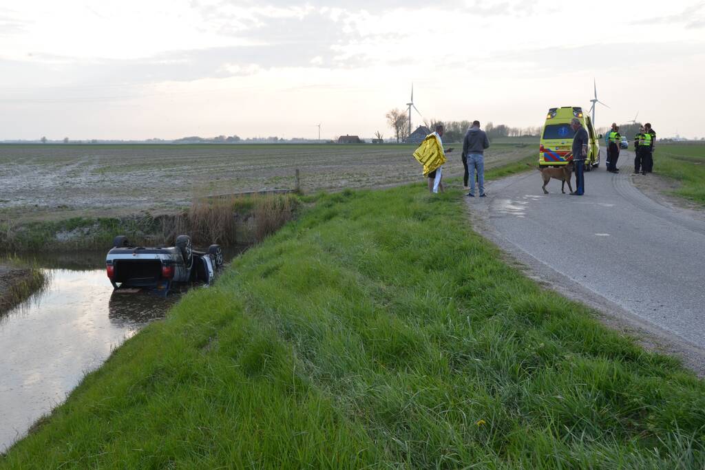 Auto op zijn kop in de sloot