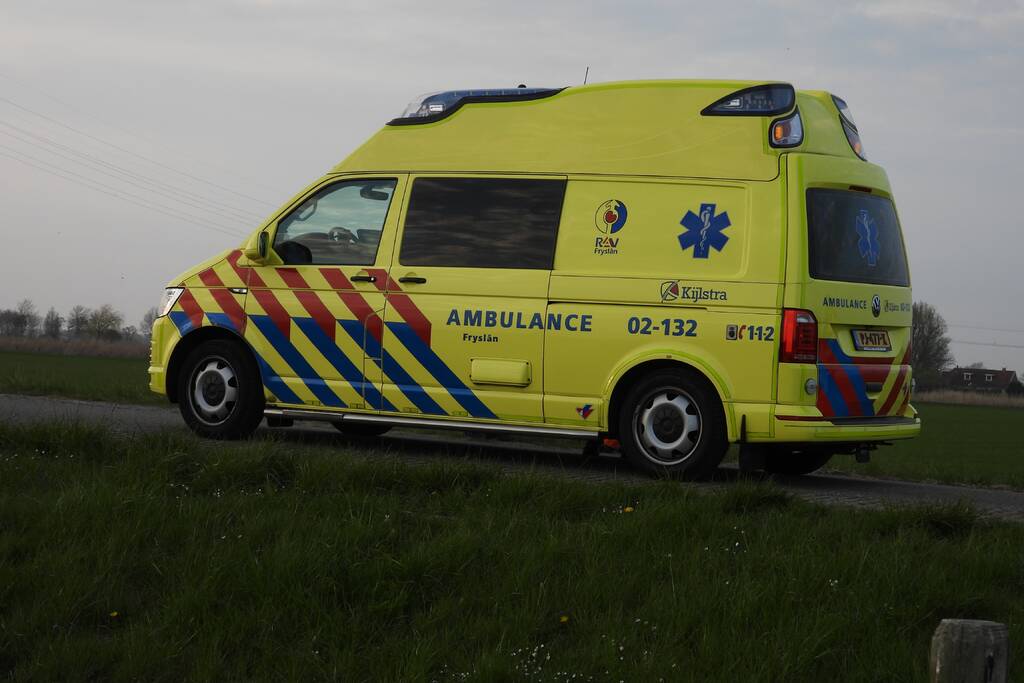 Auto op zijn kop in de sloot