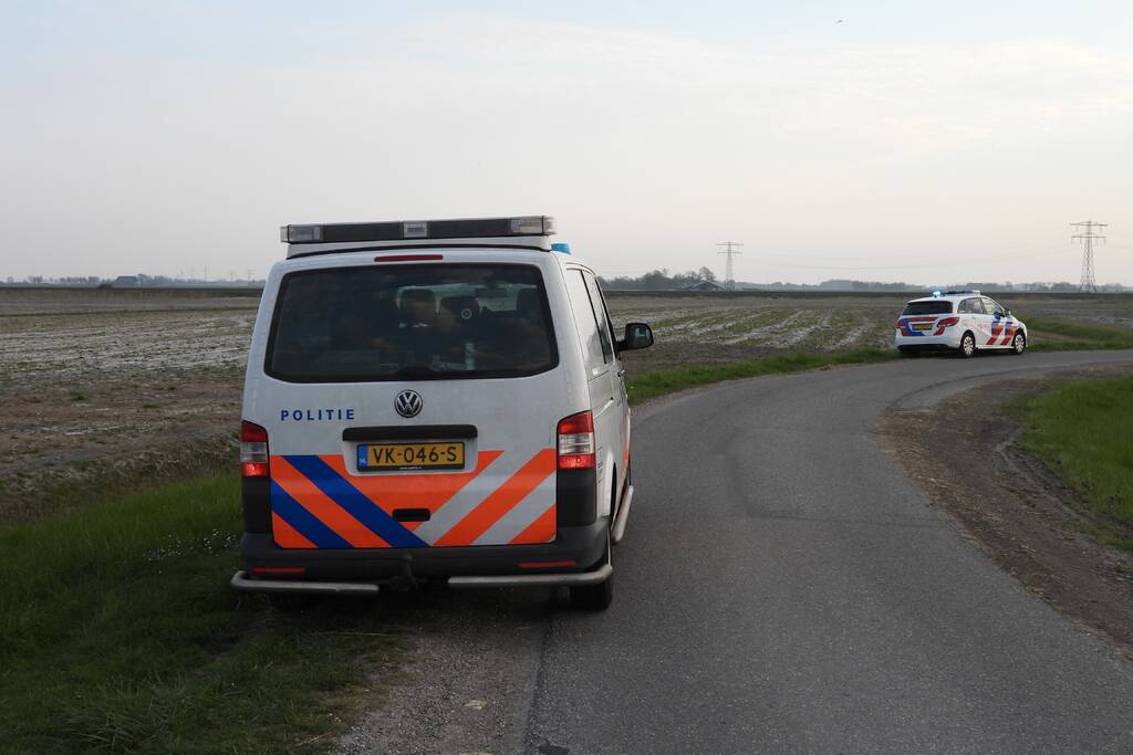 Auto op zijn kop in de sloot