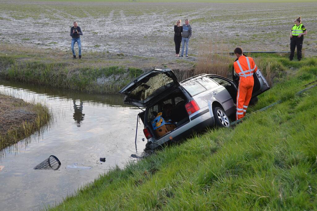 Auto op zijn kop in de sloot