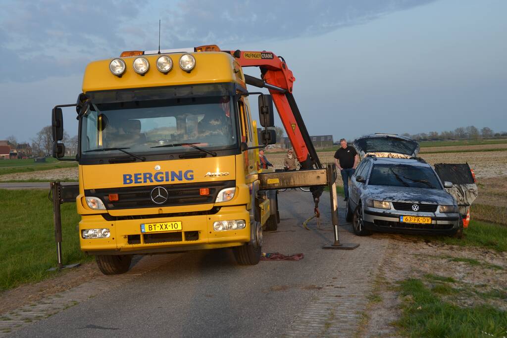 Auto op zijn kop in de sloot
