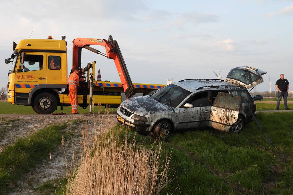 Auto op zijn kop in de sloot