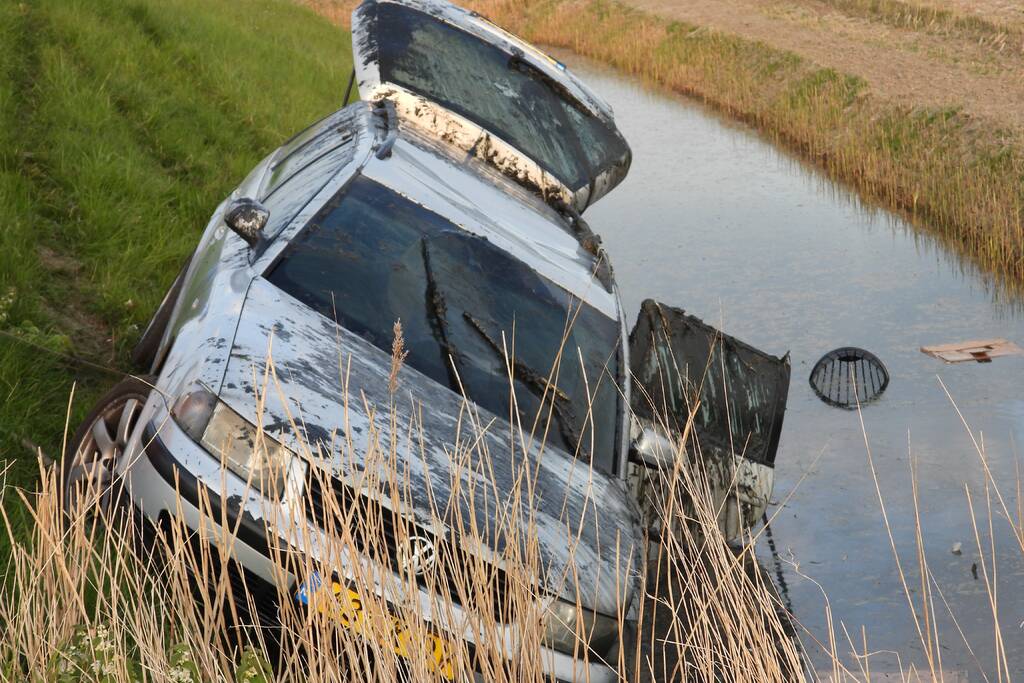 Auto op zijn kop in de sloot