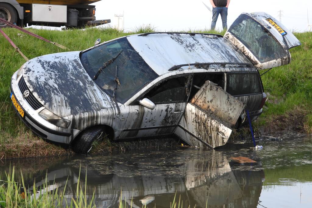Auto op zijn kop in de sloot