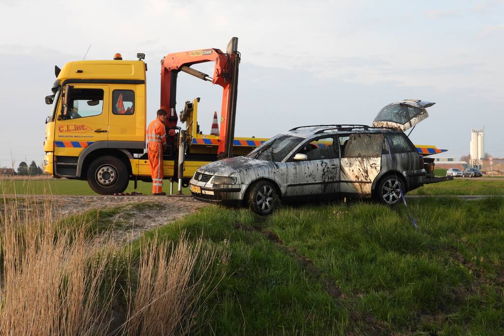 Auto op zijn kop in de sloot