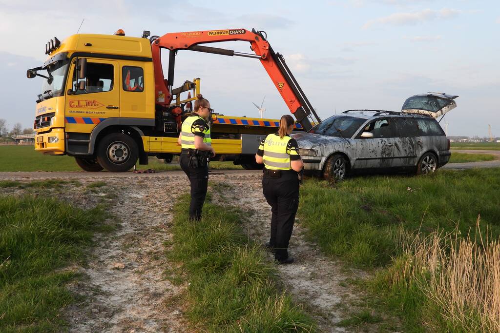Auto op zijn kop in de sloot