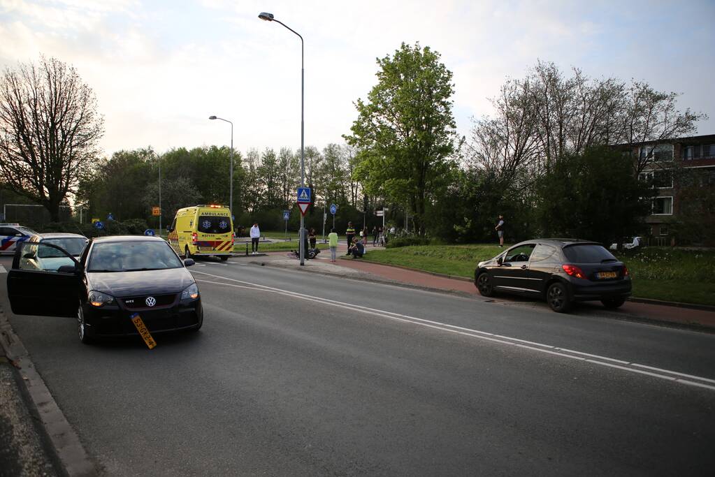 Scooterrijder aangereden op rotonde door auto