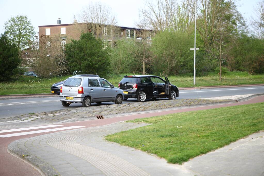 Scooterrijder aangereden op rotonde door auto