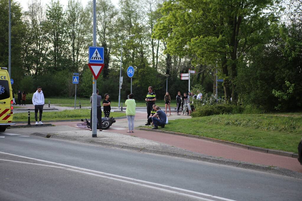 Scooterrijder aangereden op rotonde door auto