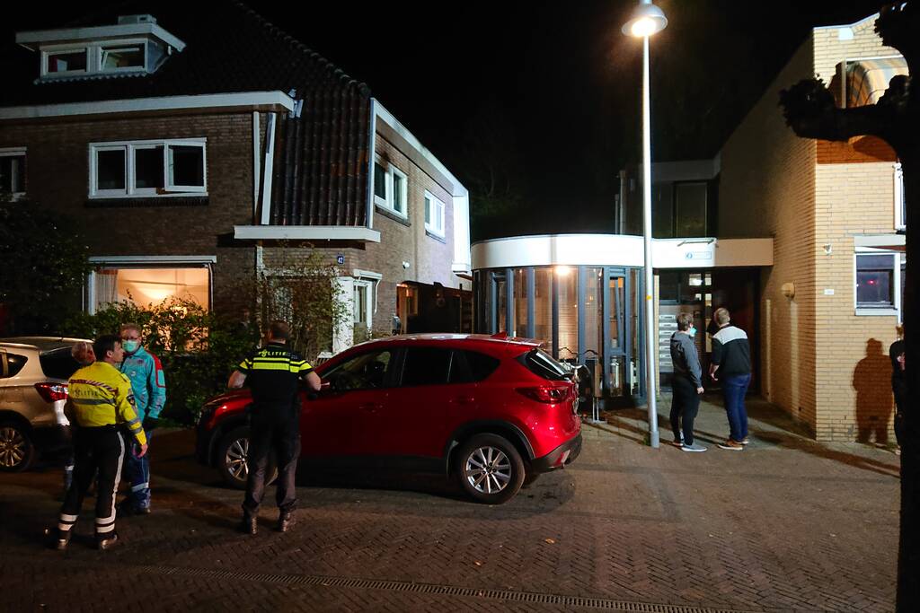 Persoon door het dak van loods gezakt