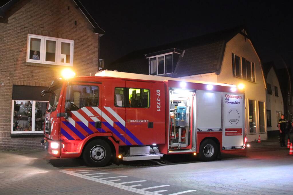 Persoon door het dak van loods gezakt