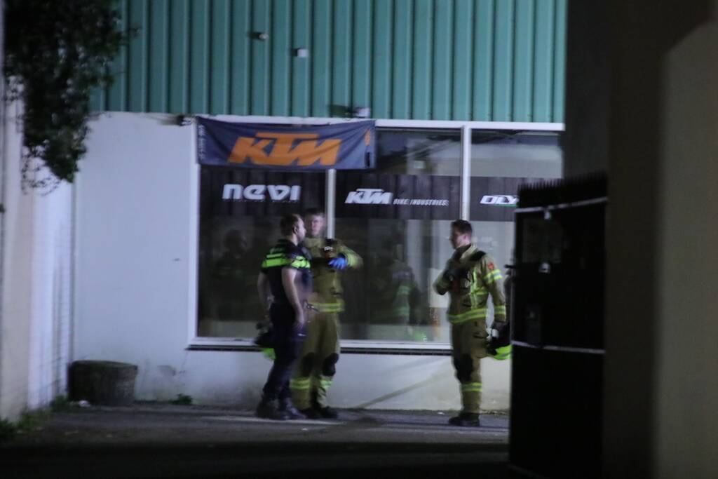 Persoon door het dak van loods gezakt