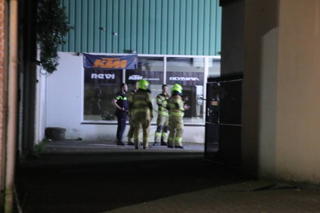 Persoon door het dak van loods gezakt