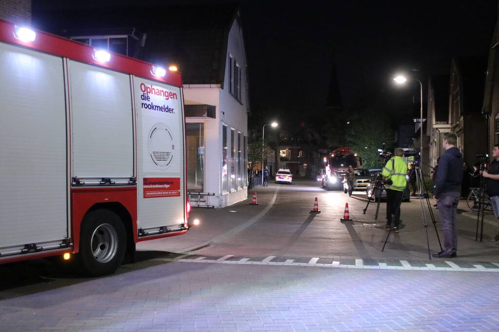 Persoon door het dak van loods gezakt