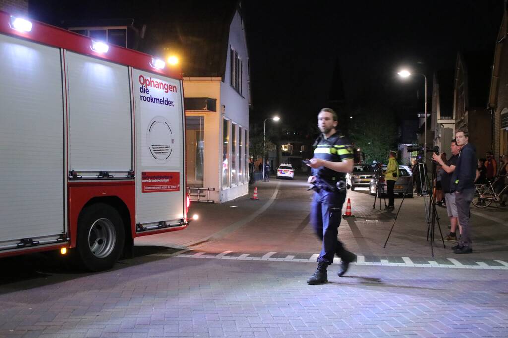 Persoon door het dak van loods gezakt