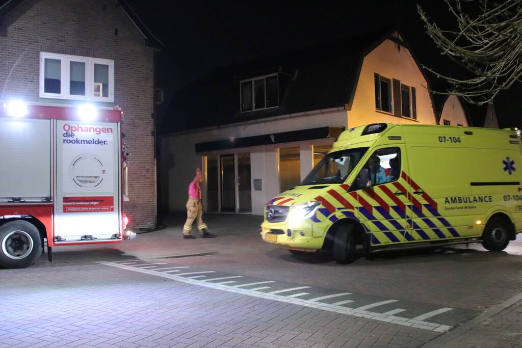 Persoon door het dak van loods gezakt