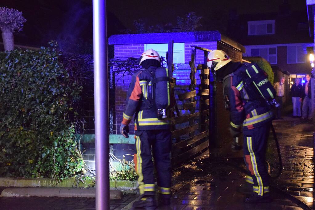Buurtbewoners blussen brandende schutting, brandstichting mogelijke oorzaak