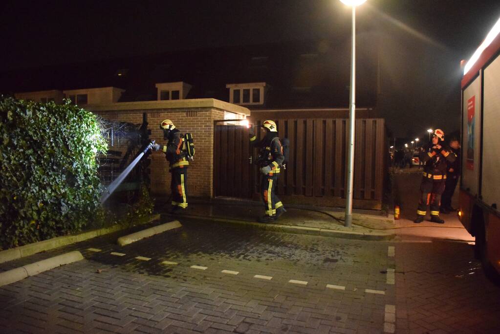 Buurtbewoners blussen brandende schutting, brandstichting mogelijke oorzaak
