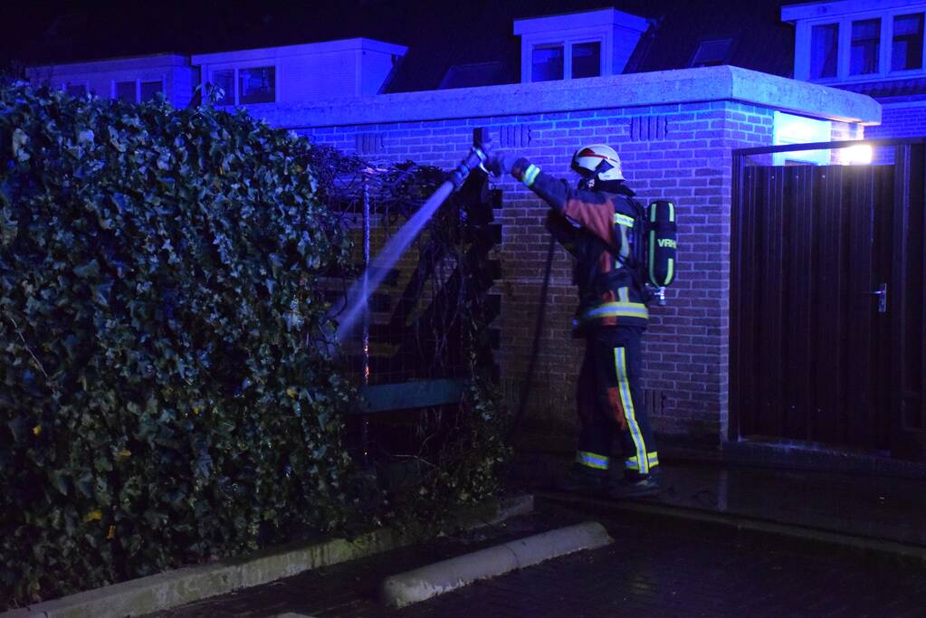 Buurtbewoners blussen brandende schutting, brandstichting mogelijke oorzaak