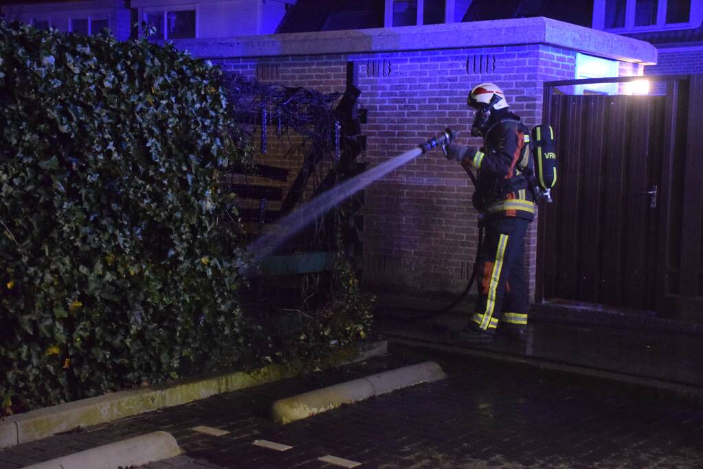 Buurtbewoners blussen brandende schutting, brandstichting mogelijke oorzaak