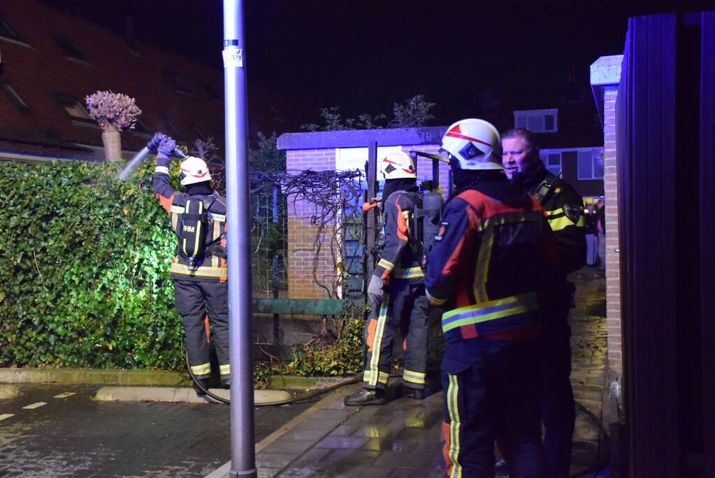 Buurtbewoners blussen brandende schutting, brandstichting mogelijke oorzaak