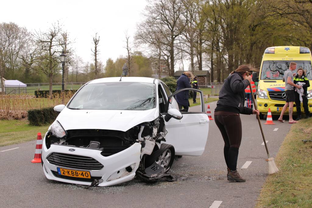 Automobilist botst tegen boom