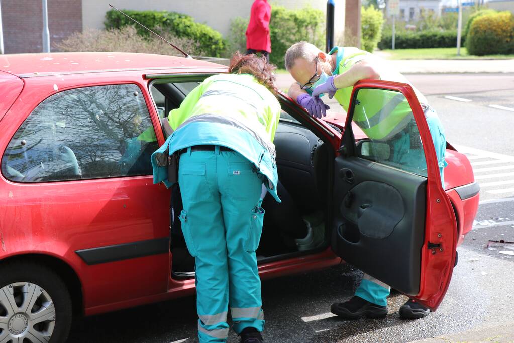 Kop-staart aanrijding tussen twee auto's