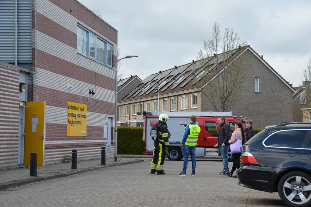 Brandweer doet onderzoek na benzinelucht achter Jumbo