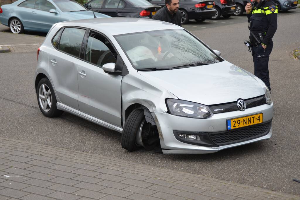 Auto rijdt door na aanrijding