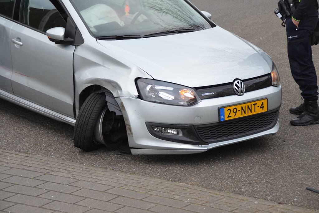 Auto rijdt door na aanrijding