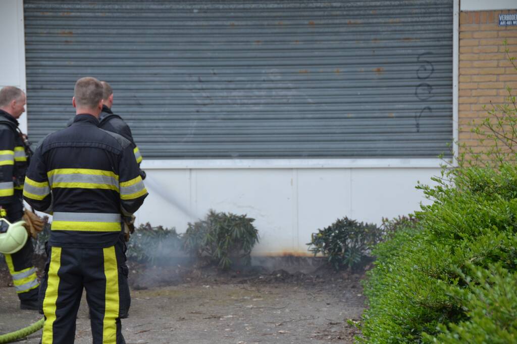 Planten bij kantoor vatten vlam