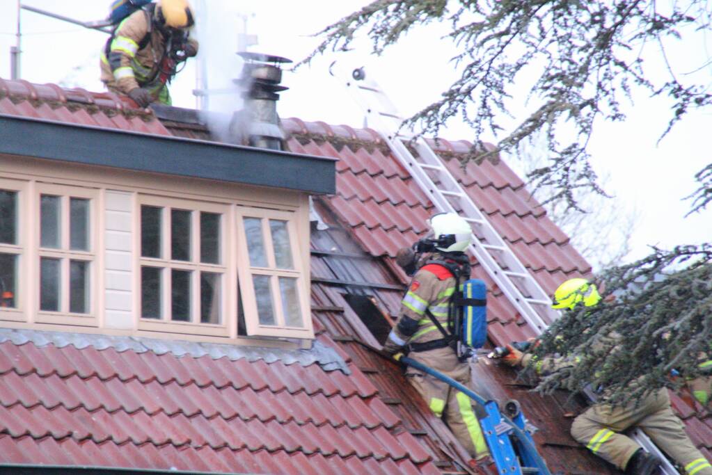 Flinke rookontwikkeling bij dakbrand