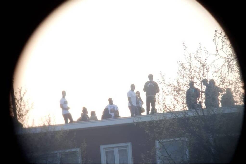 Zeventien bekeuringen na feest op dak van woningen