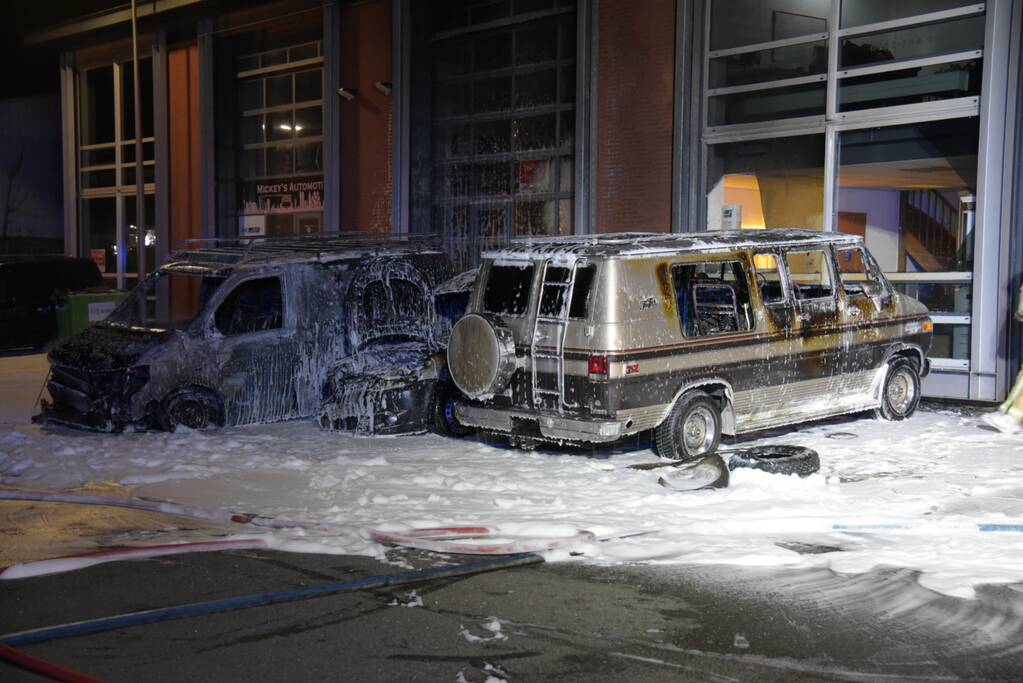Meerdere voertuigen in brand tegen gevel bedrijfspand