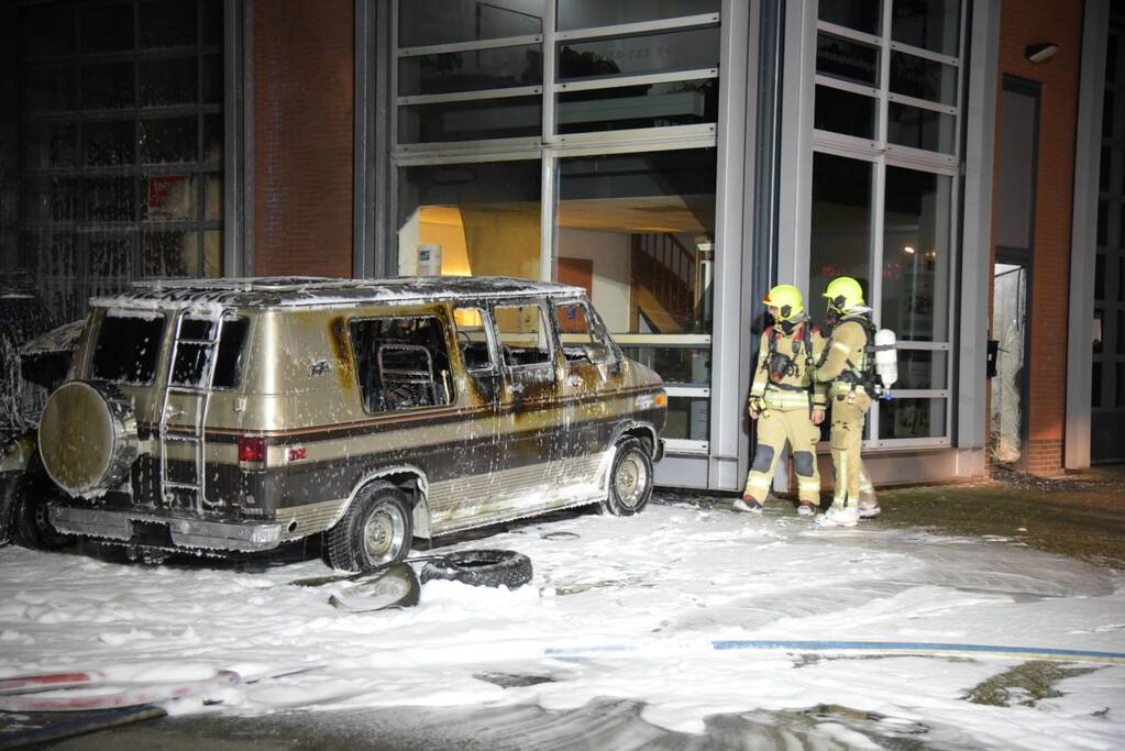 Meerdere voertuigen in brand tegen gevel bedrijfspand