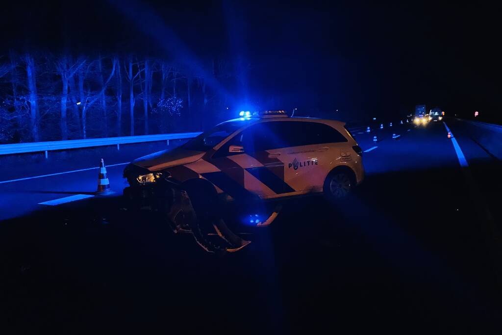 Politieauto total-loss na aanrijding op snelweg