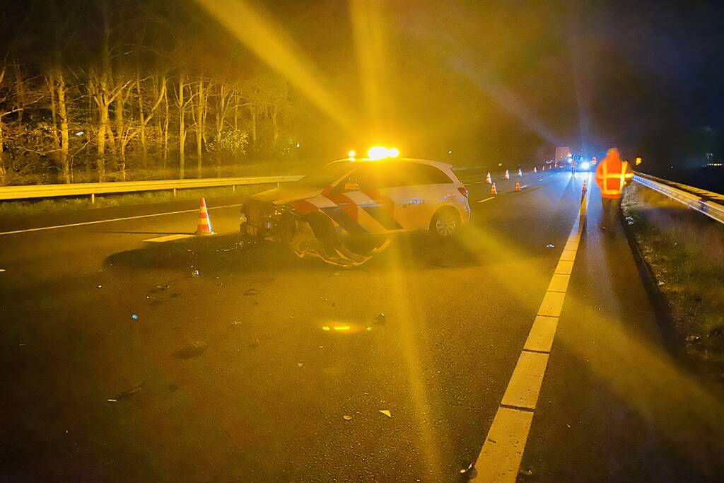 Politieauto total-loss na aanrijding op snelweg
