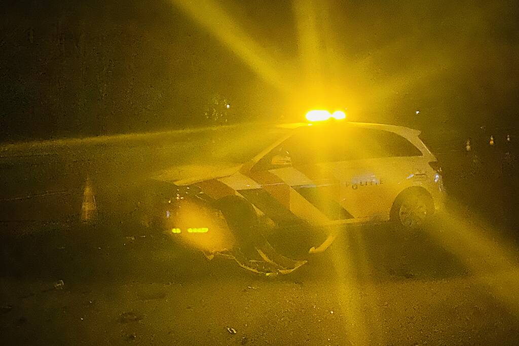 Politieauto total-loss na aanrijding op snelweg