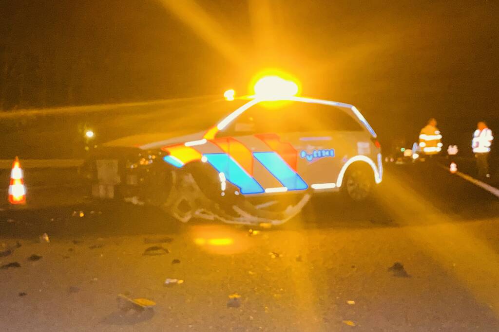 Politieauto total-loss na aanrijding op snelweg