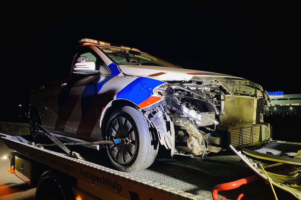 Politieauto total-loss na aanrijding op snelweg