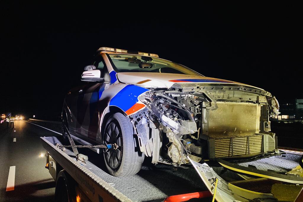 Politieauto total-loss na aanrijding op snelweg
