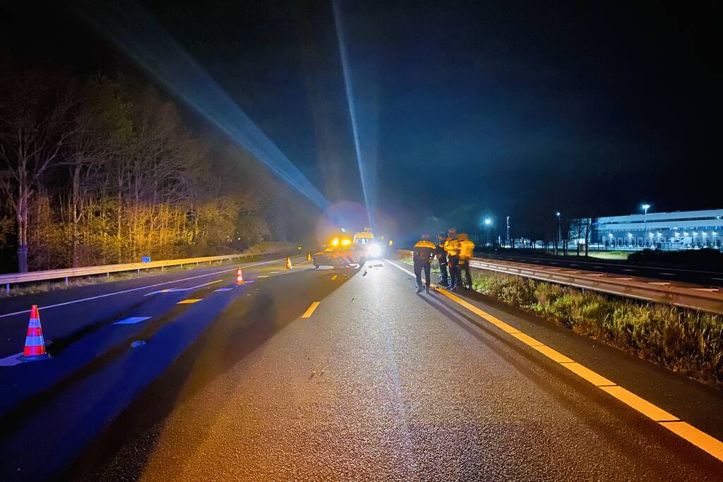 Politieauto total-loss na aanrijding op snelweg