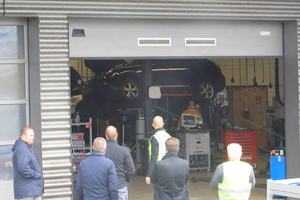 Auto dreigt van hefbrug Toyota Louwman af te vallen