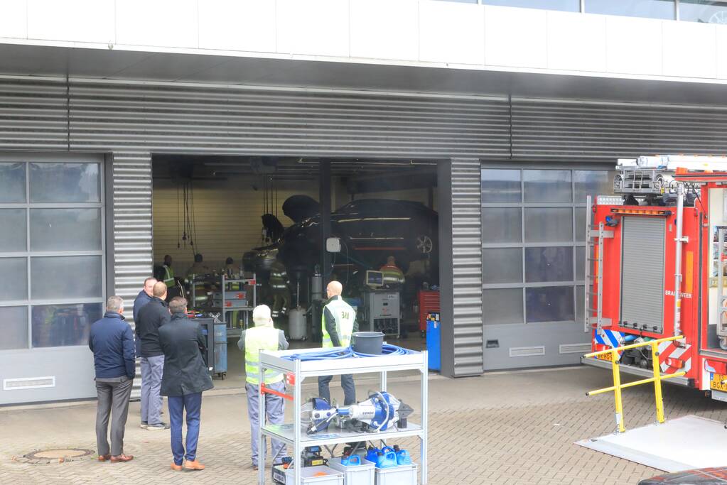 Auto dreigt van hefbrug Toyota Louwman af te vallen