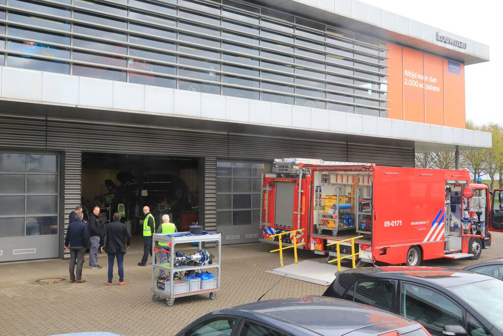 Auto dreigt van hefbrug Toyota Louwman af te vallen